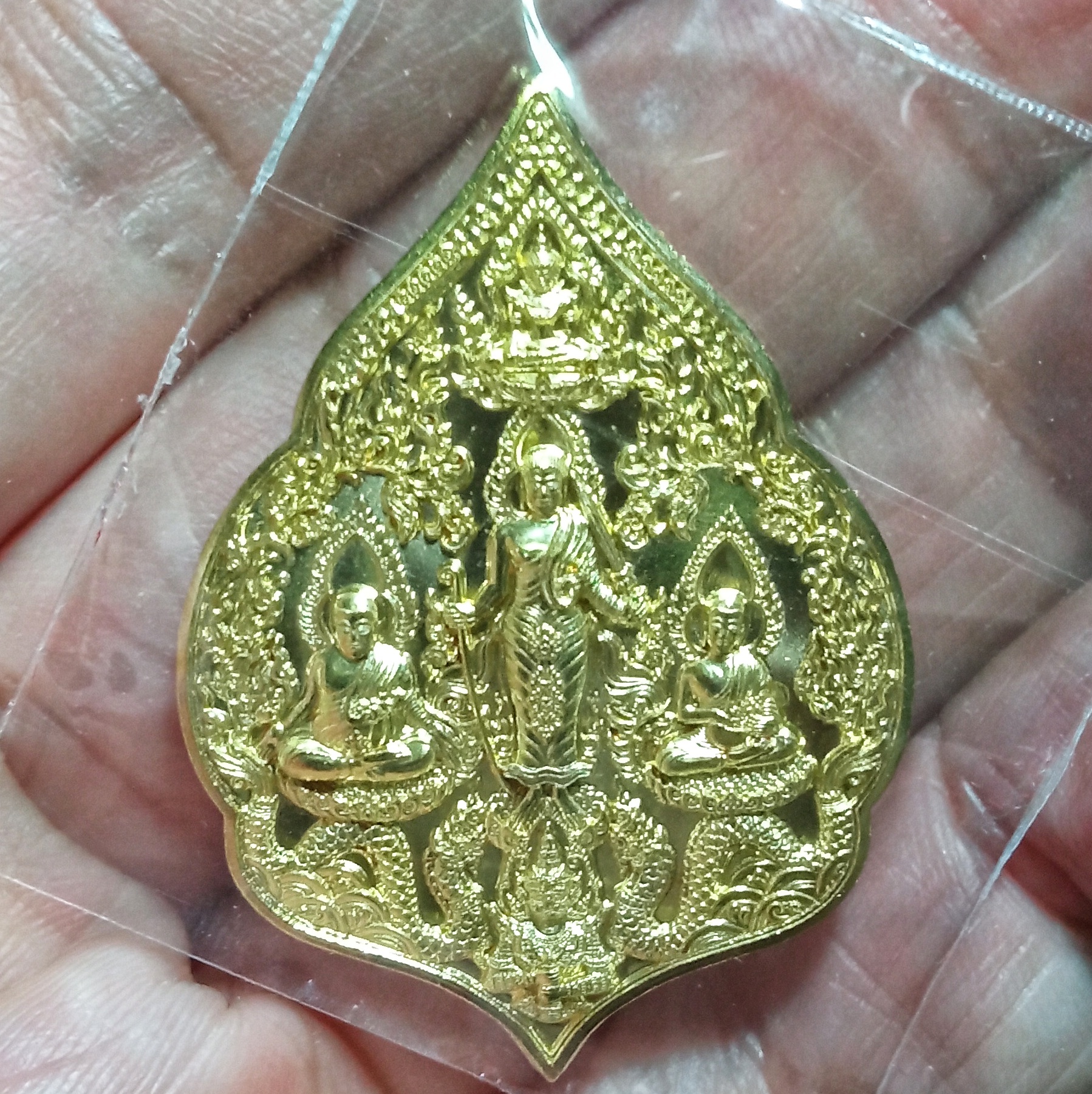 เหรียญ3พระอรหันต์ไตรภาคี รุ่นมหาโชคพันล้าน ด้านหน้าบนสุดมีสมเด็จองค์ปฐมฯ ทรงเครื่องเป็นองค์ประธานสูงสุด พระสีวลี พระอุปคุต พระสังกัจจายน์ ท้าวเวสสุวรรณ และพญานาค ด้านหลังยันต์โภคทรัพย์และพระเจ้า5พระองค์ เนื้อทองทิพย์ ตอกโค๊ตหมายเลข มีกล่องมาพร้อมคาถาบูชา