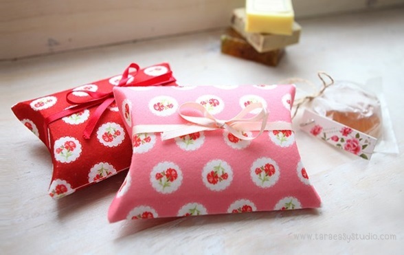 Felt : ลายดอกไม้ มี 2 สี แดง ชมพู size 1mm ขนาด 40x30 cm/ชิ้น (พร้อมส่ง)