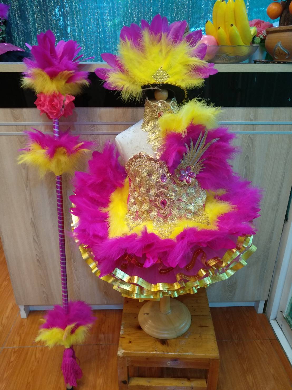 ชุดดรัมเมเยอร์เด็กอนุบาลและประถมสีชมพูทอง ราคานี้มี หัว สร้อย ต่างหู ไม้ดรัมเมเยอร์