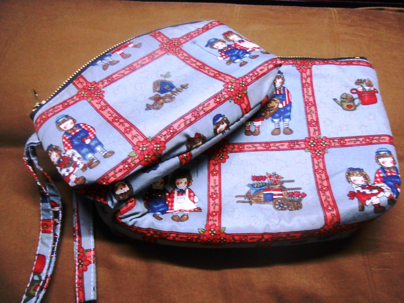 กระเป๋าลายคนคู่