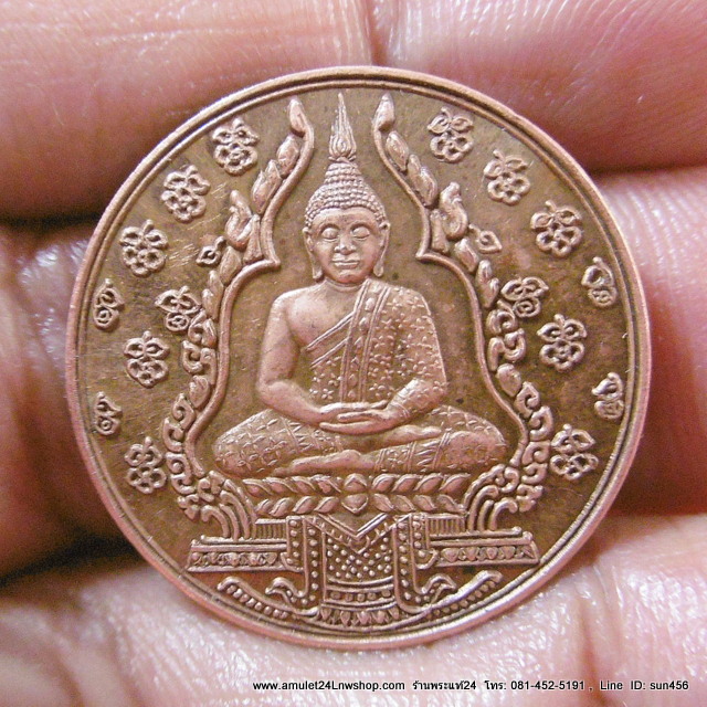 พระแก้วมรกต รุ่นมูลนิธิ100ปี จุฬาลงกรณ์มหาวิทยาลัย ปี2545 กทม. เนื้อทองแดง สภาพสวยครับ ขนาดเส้นผ่าศูนย์กลาง 2.5ซ.ม ตอกโค๊ตพระเกี๊ยว
