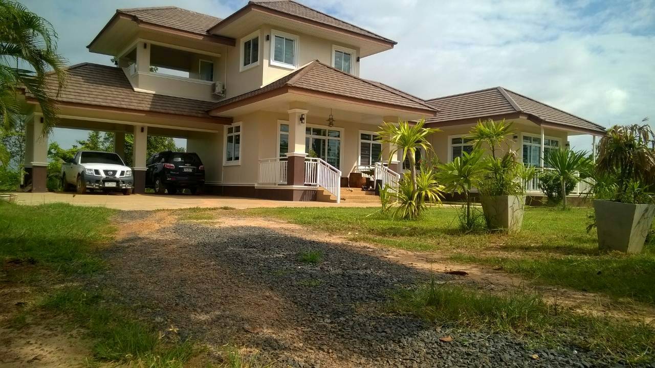 ขายบ้านพร้อมที่ดิน 1 ไร่ 2 งาน 3 ห้องนอน 3 ห้องน้ำ มีแอร์ น้ำอุ่นครบทุกห้อง มีกล้องวงจรปิด 4 ตัว ห่างจากบิ๊กซีขับรถ ประมาณ 5นาที่ถึง อยู่ อ.ตระการพืชผล ถ.อาเซี่ยนเส้น 2050 ไปเข็มราฐ ข้ามลาว เวียดนาม จีน ได้เลย ที่จะอยู่บนเนินสูงวิวสวย บ้านสร้างได้ 1 ปีครึ