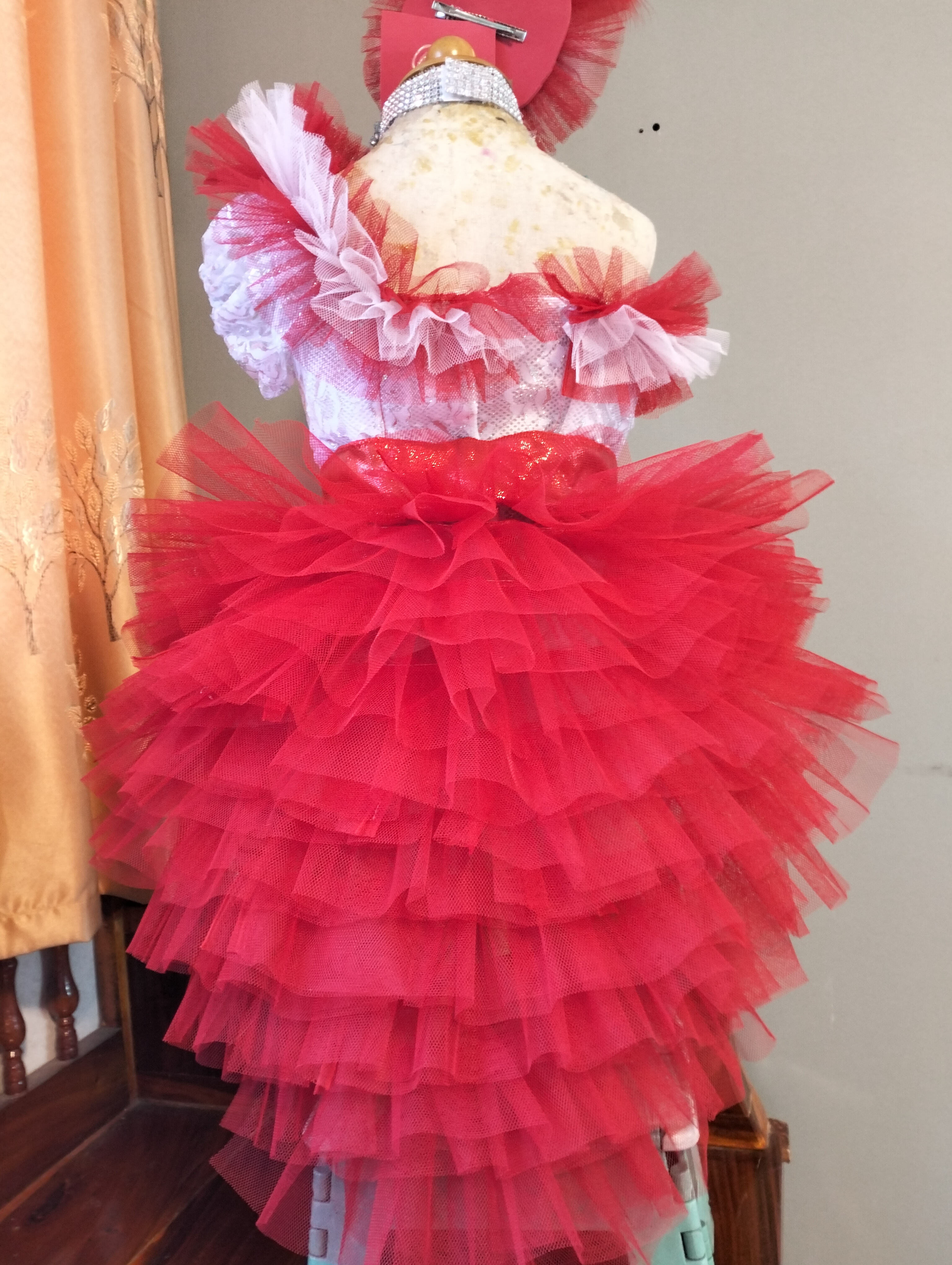 ชุดดรัมเมเยอร์สีแดงขาวอนุบาลและประถม ราคานี้พร้อมไม้ดรัม หัว สร้อย ต่างหู สนใจแอดไลน์ ไอดีkimuk-pim555น์