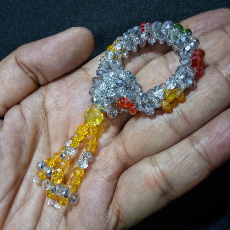 พวงมาลัยคริสตัลเล็กจิ๋ว น่ารัก size sss ขนาด 4.5cm.x 9 cm ใช้คริสตัลแท้ ร้อยด้วยความปรานีต ดังนั้นจึงคงความแวววาวได้ยาวนานกว่า เหมาะสำหรับวางถวายบนหิ้งพระที่บ้านหรือในรถยนต์ จะให้เป็นของขวัญก็ดีงาม สินค้าทำมือเองทุกชิ้น ประณีตสวยงาม รับประกันคุณภาพทุกชิ้น