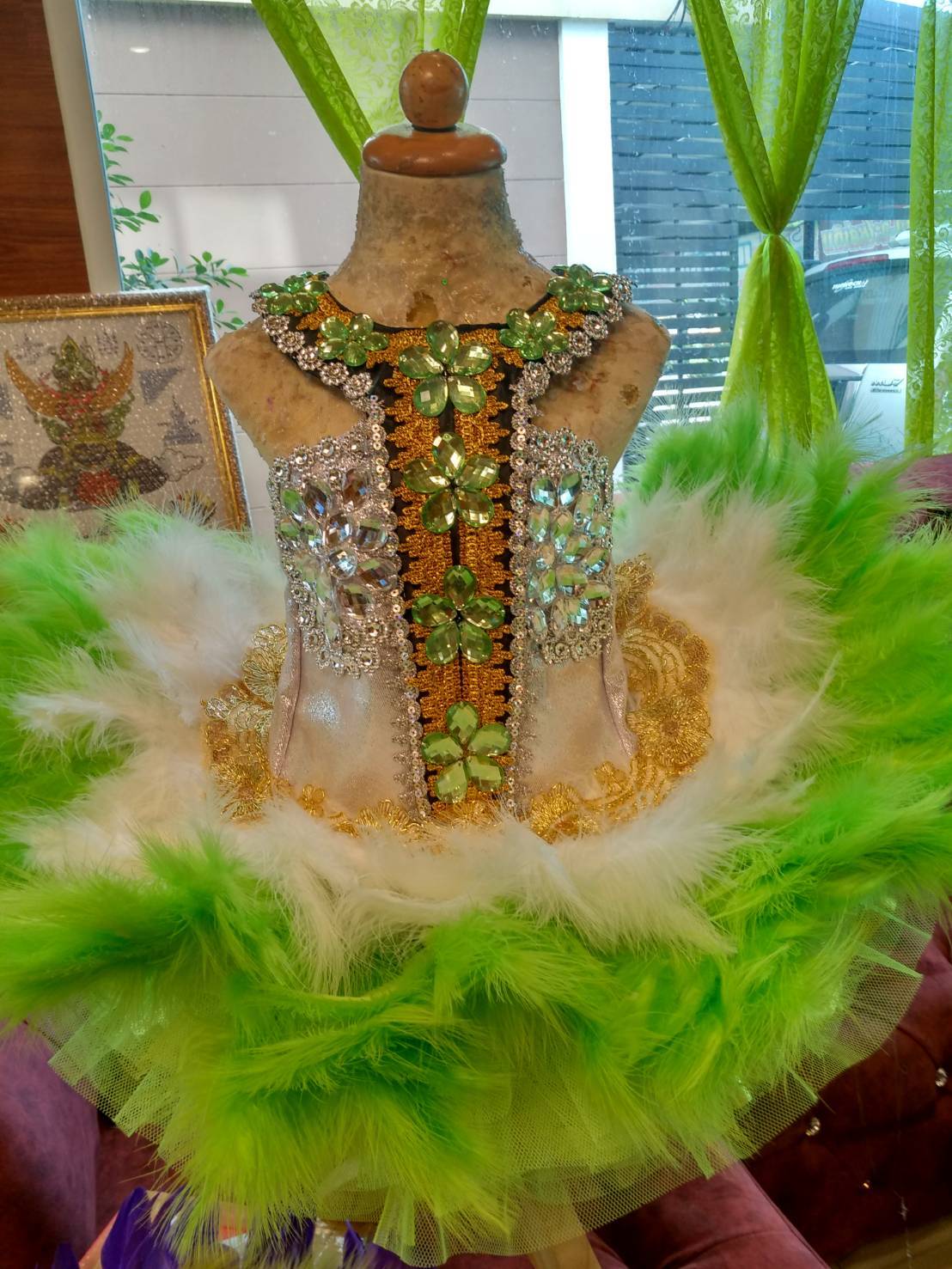ชุดดรัมเมเยอร์สีเขียวอ่อนราคานี้มีชุดอย่างเดียว ไม่มีเครื่องประดับ