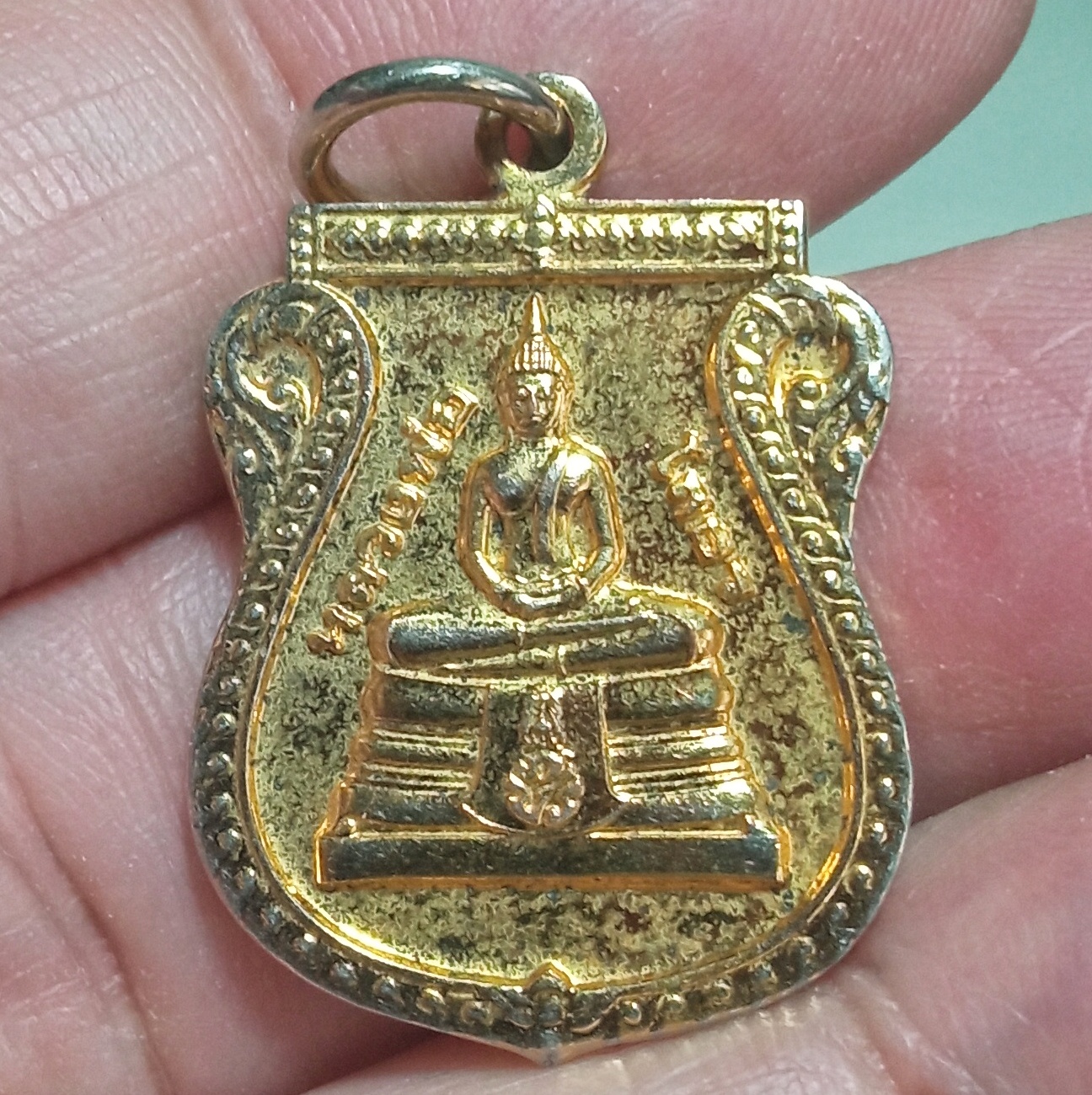 หลวงพ่อโสธร ภปร. เหรียญเสมา รุ่นสร้างอุโบสถ ปี2540 วัดโสธรวรารามวรวิหาร เนื้อกะไหล่ทอง มีโค๊ดพร้อมหมายเลขกำกับ