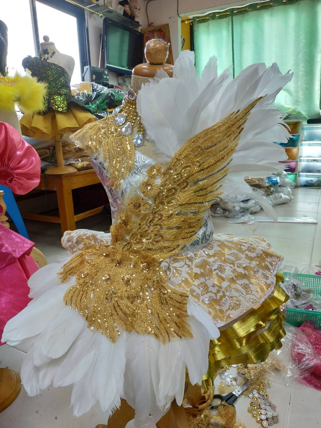 ชุดดรัมเมเยอร์เด็กอนุบาลสีขาว ตัวเล็ก พร้อม หมวก สร้อย ต่างหู