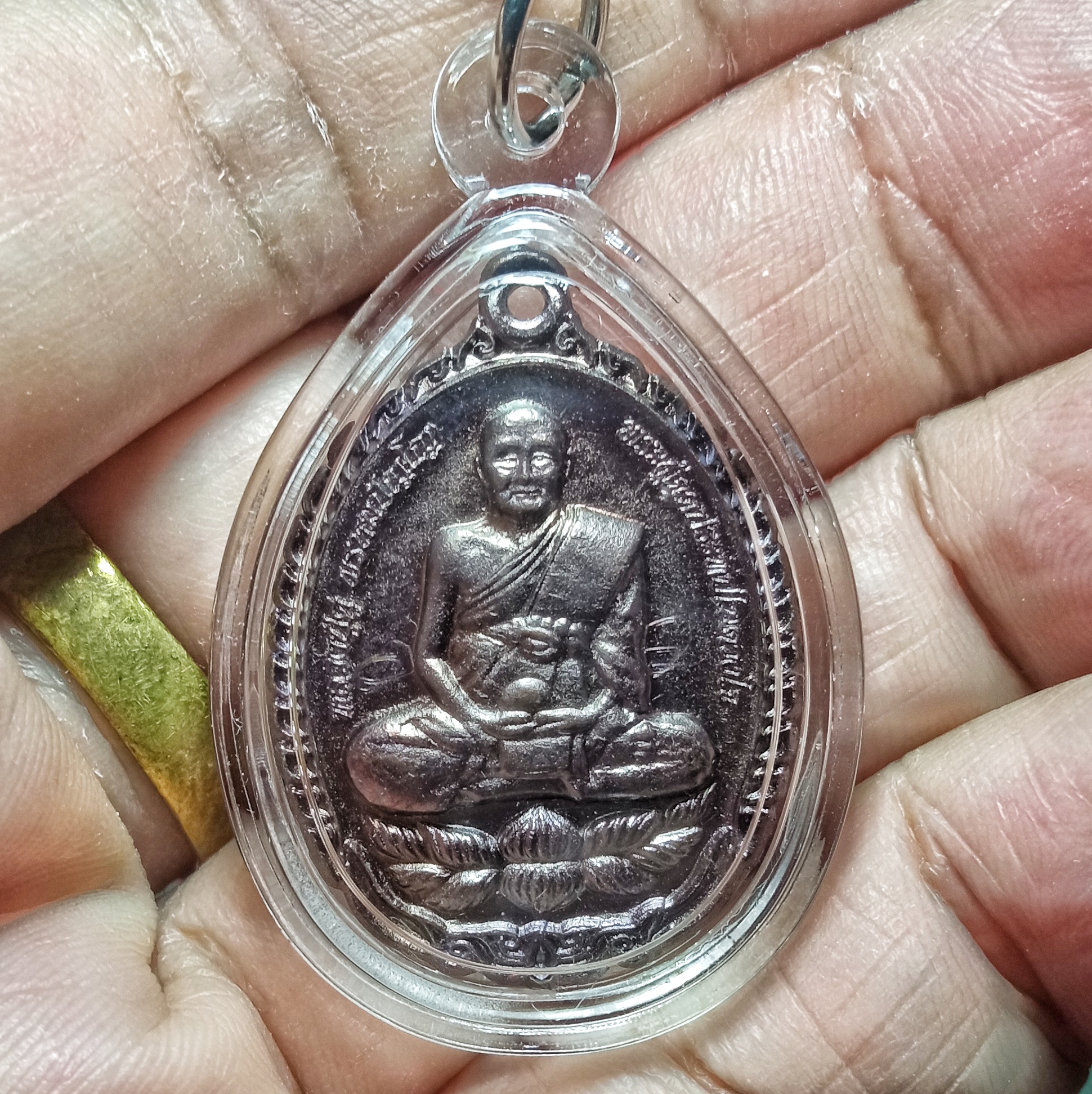 เหรียญหลวงปู่ดู่ พิมพ์เปิดโลก วัดถ้ำเมืองนะ ปี 2556 เนื้อทองแดงรมดำ มีรอยจารหน้า2ตัว จากหลวงตาม้าเมตตาจารให้ เลี่ยมกรอบเดิมจากวัด พร้อมประคำนิ้ว+คาถาบูชา