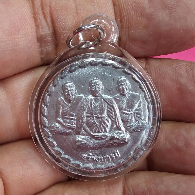 เหรียญสร้างบารมี "เนื้อตะกั่ว" หลวงตาม้า วัดถ้ำเมืองนะ สร้างปี2556 มีรอยจารเลี่ยมเดิมจากวัด เนื้อตะกั่ว เป็นโลหะที่รับพลังได้ดีที่สุดรองจากทองคำเท่านั้น