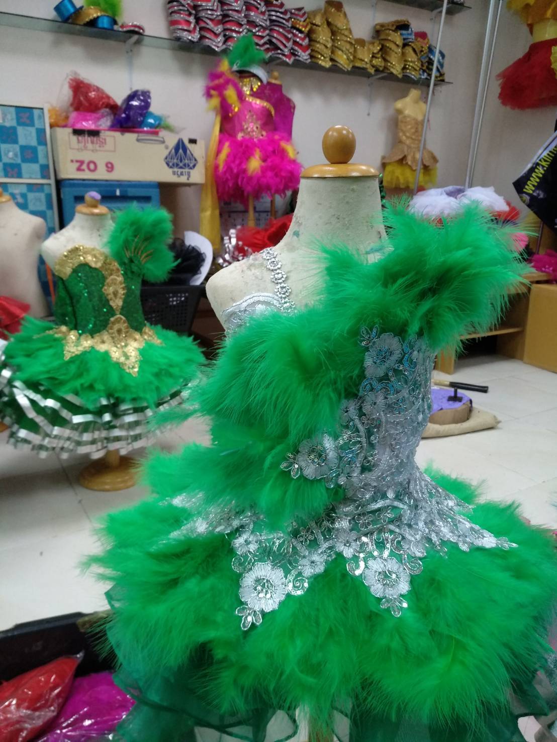 ชุดดรัมเมเยอร์เด็กอนุบาลและประถมสีเขียวราคานี้เป็นราคาชุดอย่่างเดียว
