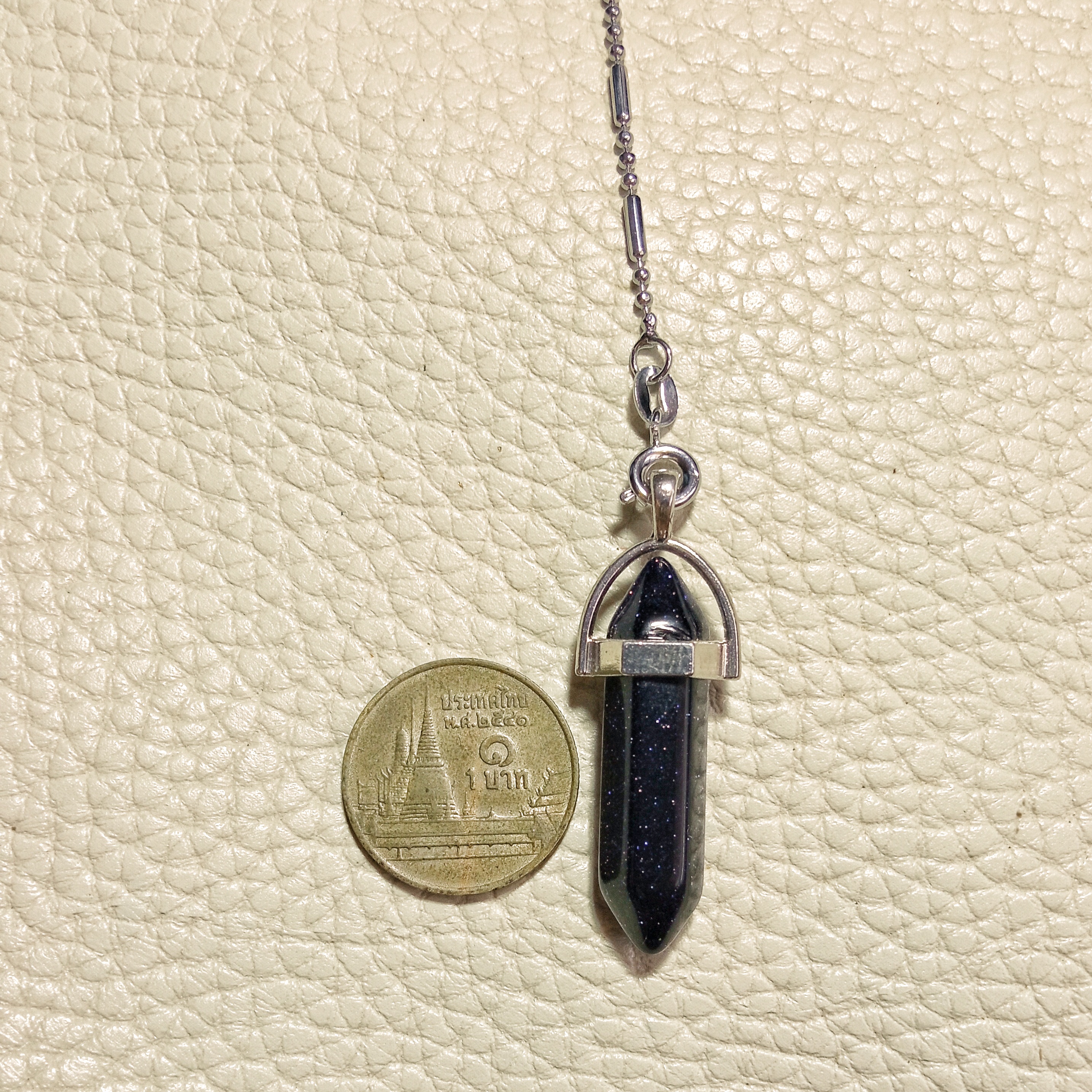 ลูกดิ่งเพนดูลัม(pendulum) หินสีดำแท่งผลึก6เหลี่ยม สำหรับฝึกพลังจิตในการสัมผัสพลังพุทธคุณพระเครื่อง หรือพกติดตัวเป็นเครื่องรางและเพิ่มความมั่นใจ ขนาดยาวประมาณ 1.5นิ้ว สายสร้อยยาวประมาณ 18นิ้ว แบบแท่งทรง 6 เหลี่ยม