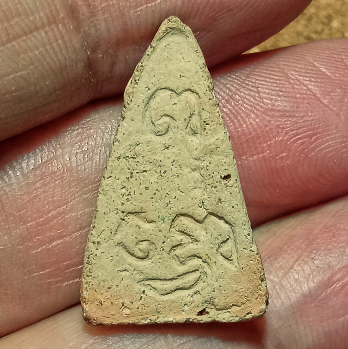 พระพุทธโธน้อย พิมพ์เล็กหน้าตุ๊กตา หลังยันต์พุทธโธ ชัดเจน เนื้อดินผสมผง แม่ชีบุญเรือน สร้างปี 2494 เก่ามาก แก่มวลสาร พุทธคุณเสริมดวงเสริมบารมี ป้องกันอันตรายต่างๆ หนุนดวงกลับร้ายเป็นดี เมตตาโชคลาภ ค้าขายดี อธิษฐานทำน้ำมนต์ศักดิ์สิทธิ์ดีนักแล บูชาแล้วเจริญ