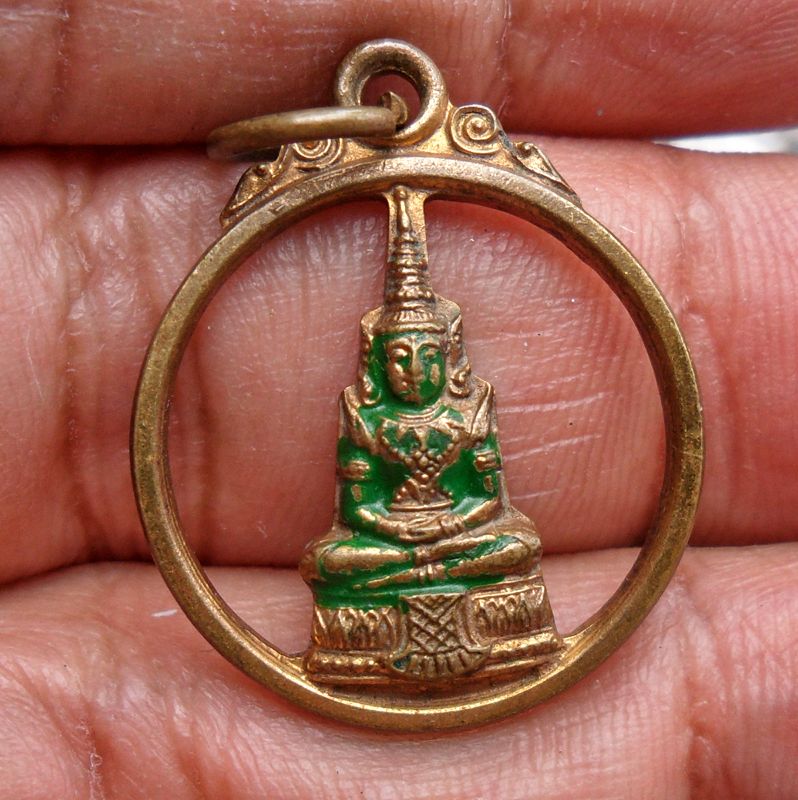 เหรียญพระแก้วมรกต ฉลุลายลงยา หลังตราวัด ทรงกลมเก่า รหัส6211