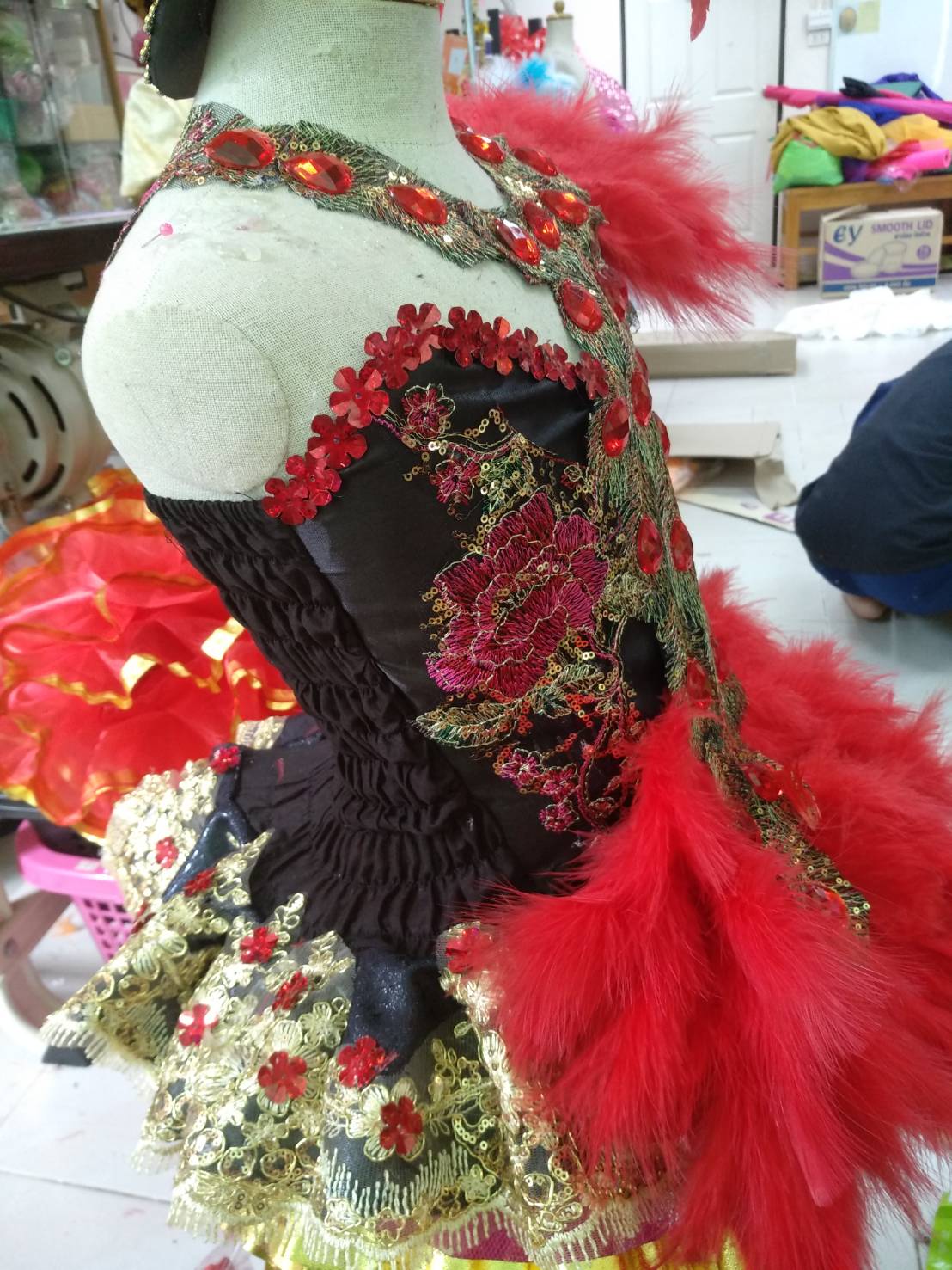 ชุดดรัมเมเยอร์เด็กอนุบาลสีแดงดำ หมวก สร้อย ต่างหู