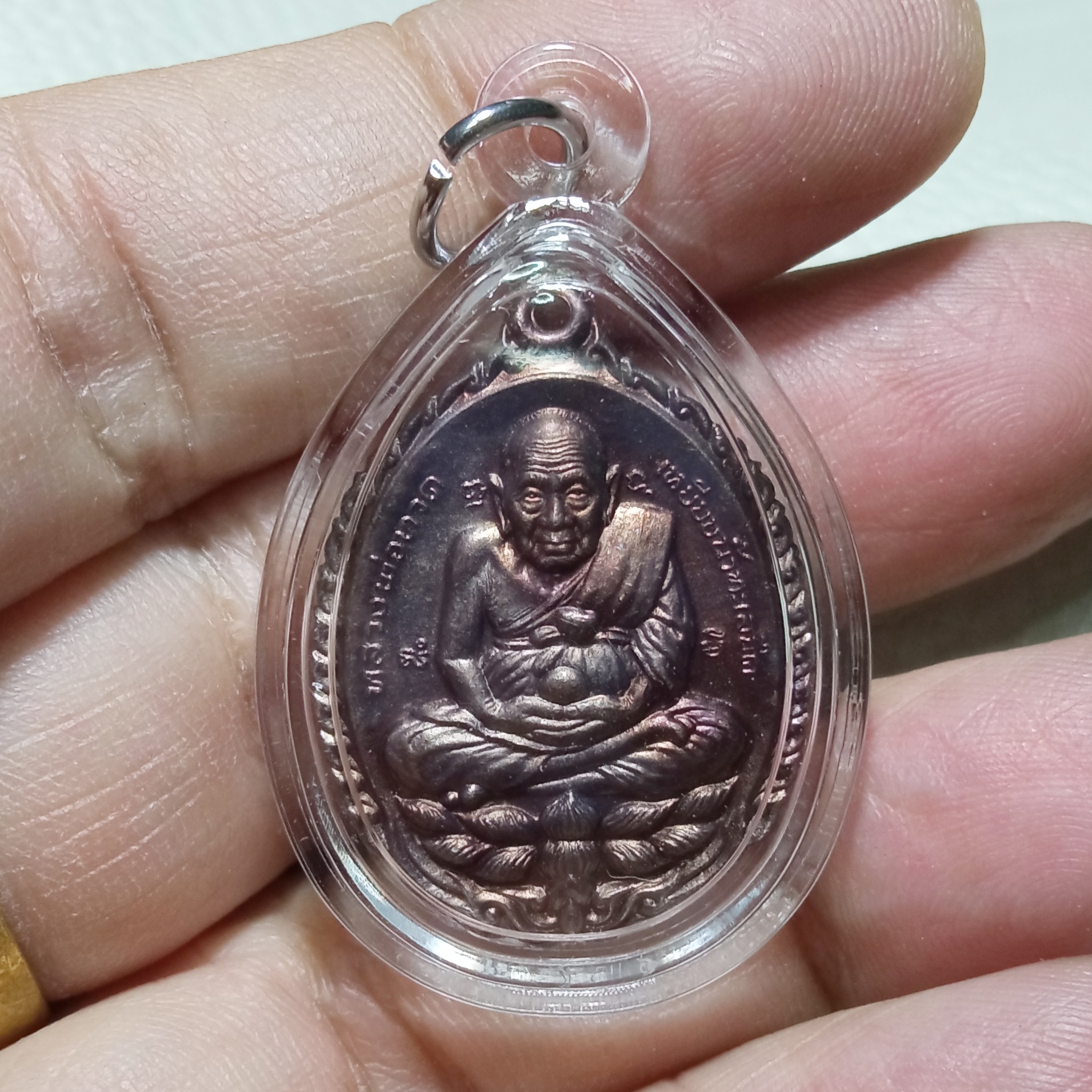 เหรียญหลวงปู่ทวด หลังพระพุทธเจ้าเปิดโลก วัดถ้ำเมืองนะ ปี 2556 เนื้อทองแดงรมดำ มีรอยจารจากหลวงตาม้าเมตตาจารให้ เลี่ยมกรอบเดิมจากวัด รหัส564