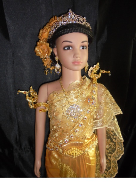 ชุดไทยเด็กอนุบาลและประถมสีทองสไบลูกไม้ดิ้นทองรอบอกไม่เกิน 25นิ้ว สะโพกไม่เกิน24นิ้ว สูงไม่เกิน120Cm มีพร้อมส่งและพรีออร์เดอร์ค่ะ