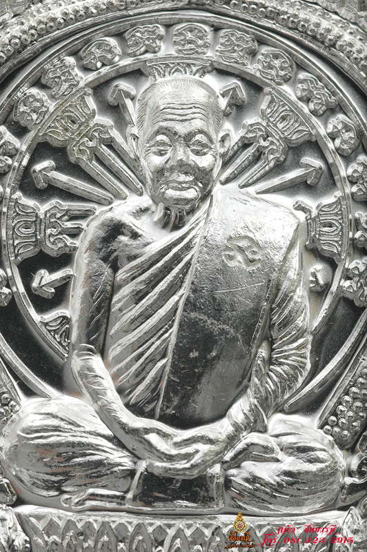 เหรียญนั่งพาน ร่ำรวย รุ่นแรก เนื้อเงิน หมายเลข ๒๒๑ หลวงปู่หุน วัดบางผึ้ง สภาพคัดสะสม
