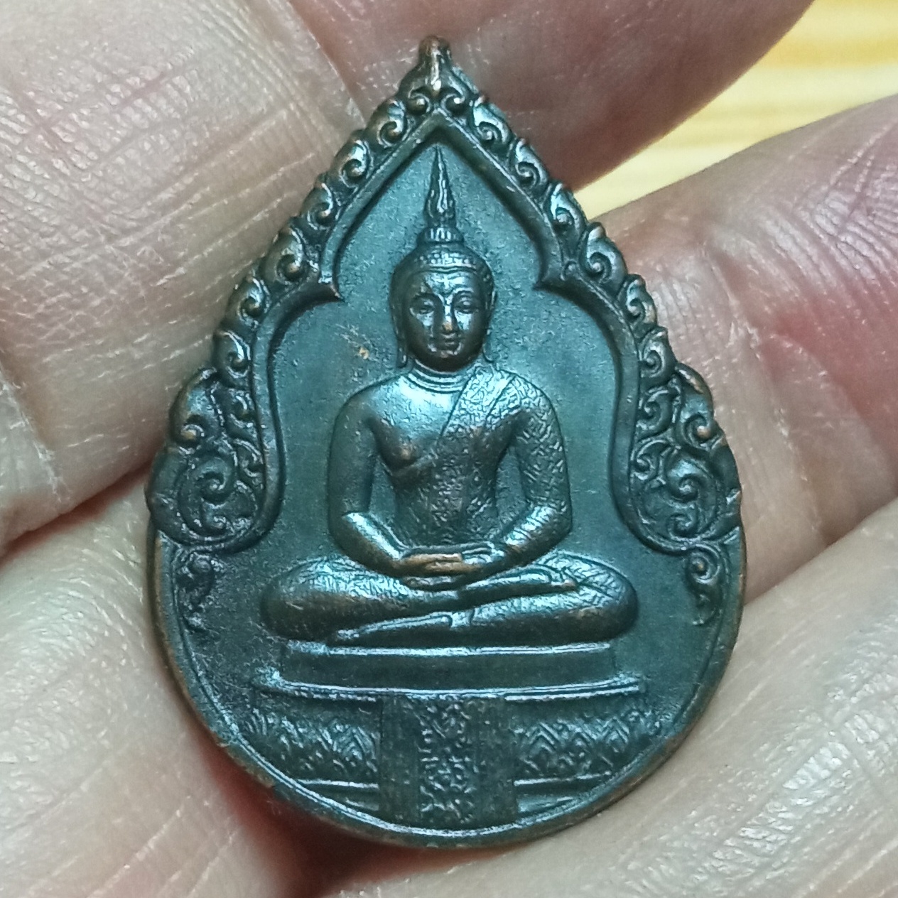 เหรียญ พระแก้วมรกต รุ่นฉลอง 200 ปีกรุงรัตนโกสินทร์ สร้างเมื่อ พ.ศ.2525 พิมพ์ทรงหยดน้ำ เนื้อทองแดงรมดำ รหัส166