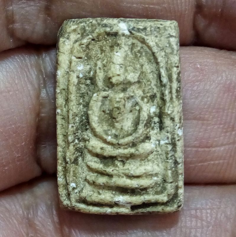 พระสมเด็จคะแนน พิมพ์หูบายศรี หลวงปู่นาค วัดระฆัง ปี 2495 ด้านหลังกดตราแผ่นดินตราโล่ห์ตำรวจ เนื้อเก่าแตกลายงา ผสมมวลสารผงเก่าพระสมเด็จวัดระฆ้ง,บางขุนพรหม พระผงวัดสามปลื้ม SD628
