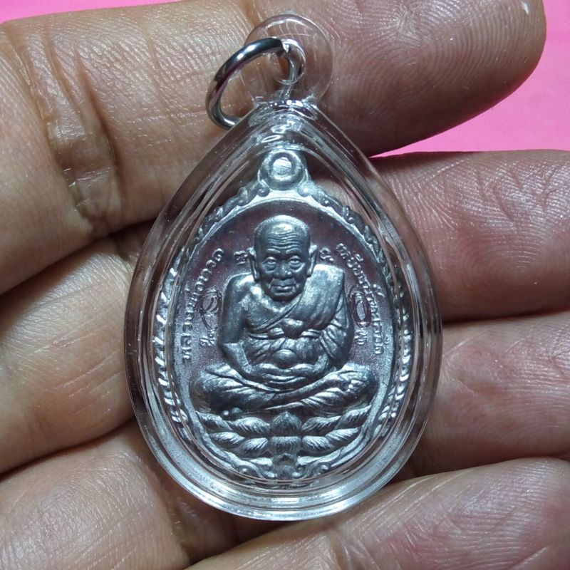 เหรียญเปิดโลก หลวงปู่ทวด พิมพ์เปิดโลก วัดถ้ำเมืองนะ ปี 2556 เนื้อตะกั่ว มีรอยจารหน้า หลัง จากหลวงตาม้าเมตตาจารให้ เลี่ยมกรอบเดิมจากวัด+คาถาบูชา องค์ที่2