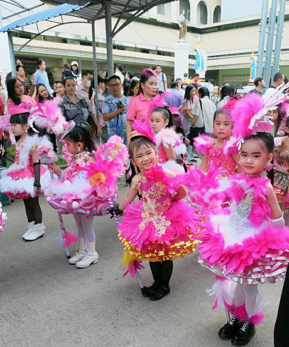 ชุดดรัมเมเยอร์สีชมพู ปีกขนนกสีบานเย็น ไม้ดรัม หัว สร้อย ต่างหูหนีบ รวมจัดส่ง