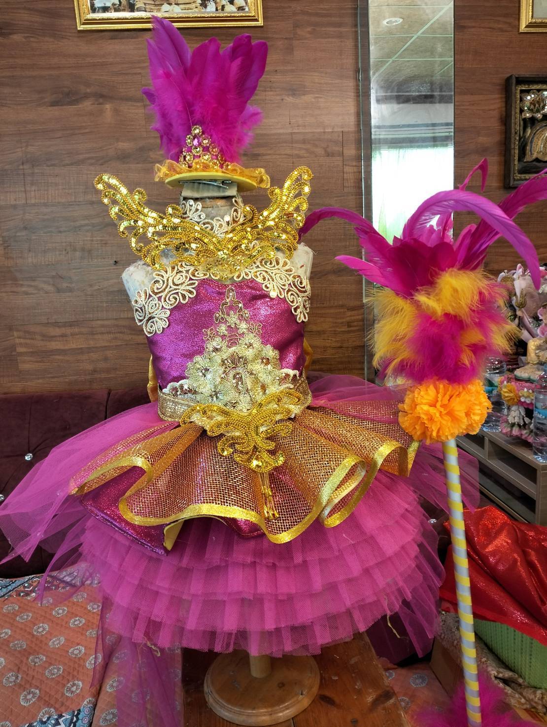 ชุดดรัมเมเยอร์สีชมพูทองเด็กอนุบาลและประถม ราคานี้ พร้อมไม้ดรัมเมเยอร์ หัว สร้อย ต่างหู สนใจแอดไลน์ ไอดีkimuk-pim555