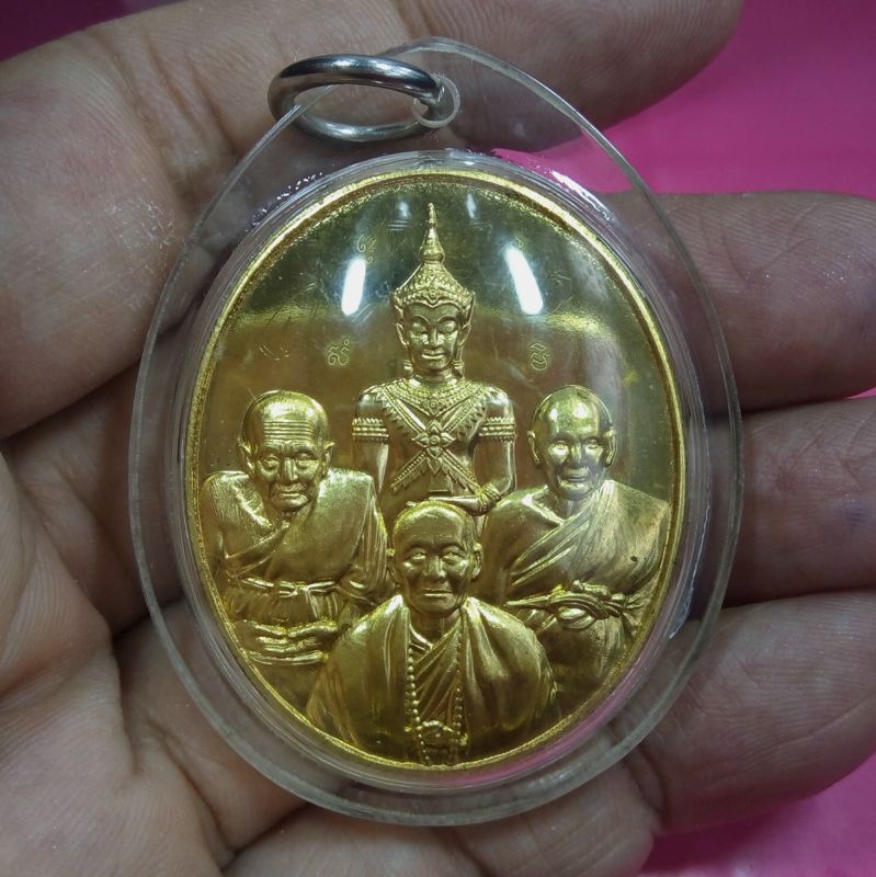 เหรียญรวมกำลังจักรพรรดิปราบไตรภพ เนื้อทองเหลืองขัดเงา ปี2557 หลวงตาม้า วัดถ้ำเมืองนะ ตอกโค๊ต และจาร หน้า หลัง พร้อมเลี่ยมกันน้ำ3ชั้นเดิมๆจากวัด สร้างน้อยหายากครับ รหัสPTB0124