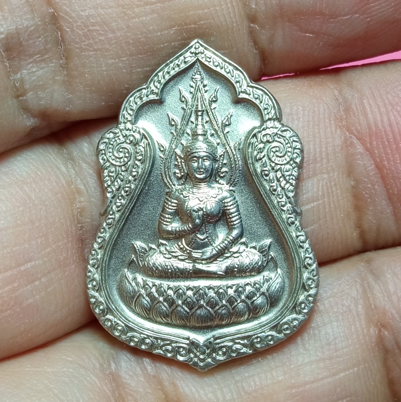 เหรียญพระสุนทรีวาณี วัดสุทัศน์ จ.กรุงเทพฯ ปี 2546 เนื้อกะหลั่ยเงิน สวยงดงามมาก โดยพระสุนทรีวาณี เป็นเทวีแห่งสติปัญญาและความสำเร็จ ความสมปรารถนา ผู้ใดมีไว้ บูชาจะเกิดปัญญา,ความผ่องใส ,โชคลาภ และความสำเร็จสมหวัง รหัส863