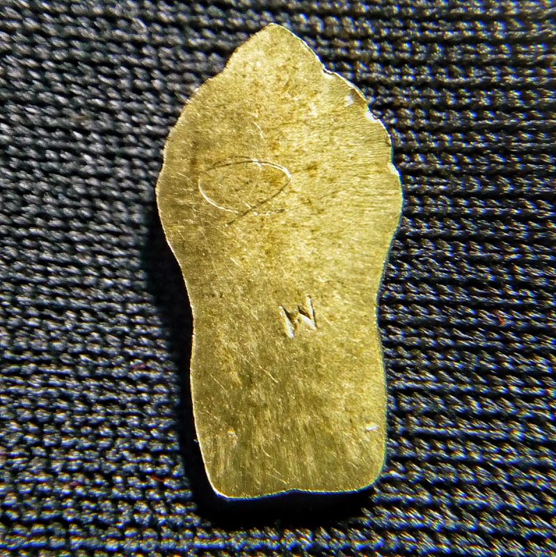 พระปรกใบมะขาม หลวงปู่ดู่ วัดสะแก เนื้อทองเหลือง พ.ศ. 2540 มีขนาดสูง 1.2 ซ.ม. ตอกโค๊ต มีรอยจารด้านหลัง จารโดยหลวงลุงดำ ศิษย์เอกหลวงปู่ดู่ อธิษฐานจิตโดยครูบาชัยยะวงศาพัฒนา วัดพระพุทธบาทห้วยต้ม