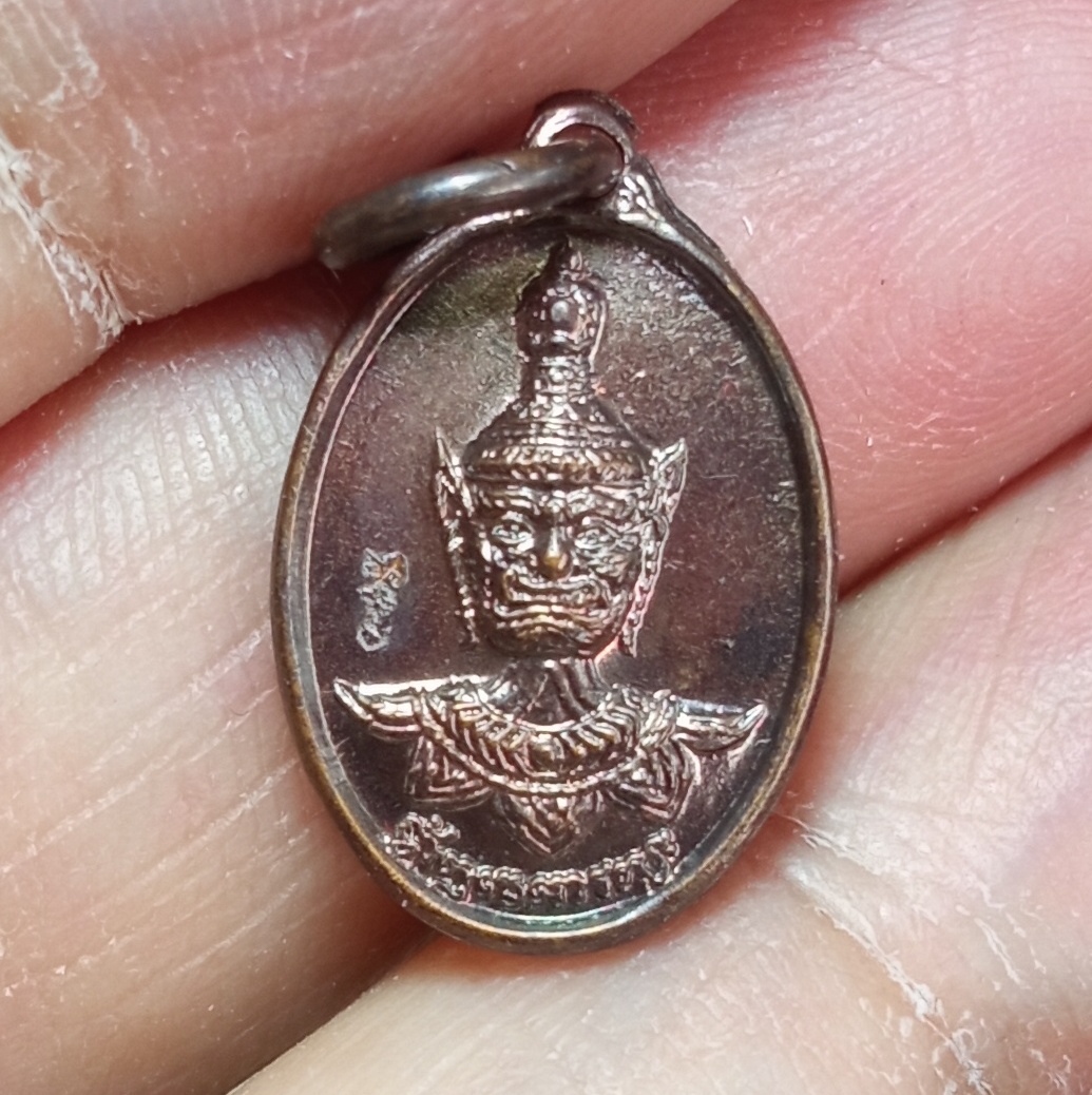 องค์ท้าวเวสสุวรรณ หลวงพ่ออิฎฐ์ วัดจุฬามณี ปี 2554 เหรียญเม็ดแตง รุ่นแรก เนื้อทองแดงรมดำ ตอกโค๊ตชัด พร้อมคาถาบูชาจากวัดแท้ๆ รหัสสินค้า165