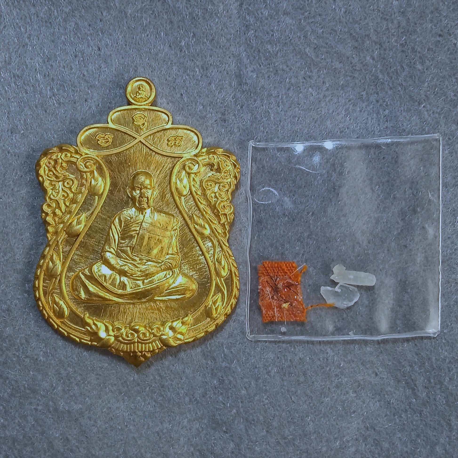 เหรียญแจกทาน รุ่น 102 ปี หลวงปู่สิงห์โต ปี2565 เนื้อฝาบาตร หลังยันต์มหาสมปรารถนา ตอกหมายเลข๙๘๓ บรรจุกล่องวัดแท้ๆ พิเศษแถมจีวร,เกศา,ข้าวก้นบาตร,ไม้กลายเป็นแก้ว หลวงปู่สิงห์โต