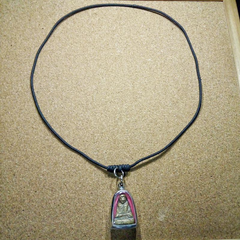 รูปหล่อ หลวงพ่อเงิน วัดบางคลาน หลวงพ่อนงค์ วัดทุ่งน้อย จ.พิจิตร จัดสร้าง เป็นรุ่น3 พิมพ์แข้งตุ่มเข่ายุบ ปี2539 พิมพ์ย้อนยุคสร้างได้ขลังและสวยสมบูรณ์ครับ ใส่กรอบสแตนเลสหลังปั๊มยันต์พร้อมสร้อยเชือกร่มสีดำยาว22"เดิมๆจากวัดแท้ๆ พร้อมใช้บูชาได้ทันทีครับ