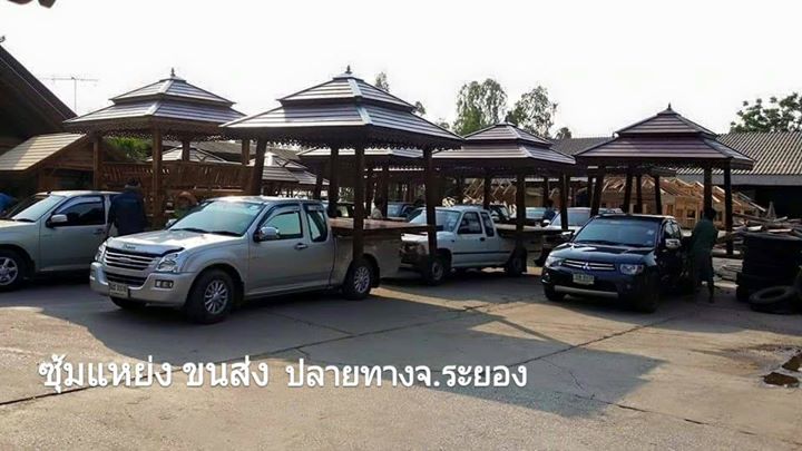( รหัส E2-รั้วรอบ ) ศาลา ไม้สัก สีด้าน หลังคาสีน้ำตาล ทรงไทย เสาเหลี่ยมเอียง มีประตูรั้วกั้นรอบเสา / ขนาด 2.40x2.240x3.00 เมตร