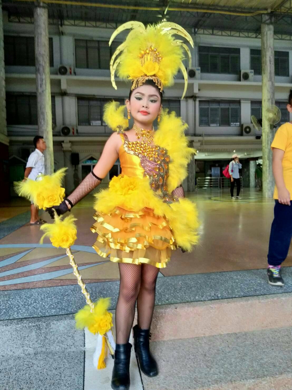 ชุดดรัมเมเยอร์สีเหลืองเด็กอนุบาลและประถมราคานี้ มีหัว สร้อย ต่างหู ไม้ดรัมเมเยอร์