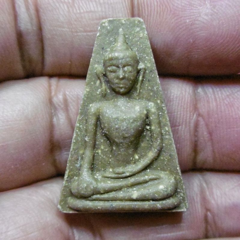 พระผงสุพรรณ ปี 2525 วัดพระศรีรัตนมหาธาตุ จ. สุพรรณบุรี ผสมผงพระกรุพระเก่าเมืองสุพรรณมากมาย พร้อมกล่องเดิมจากวัดแท้ๆครับ