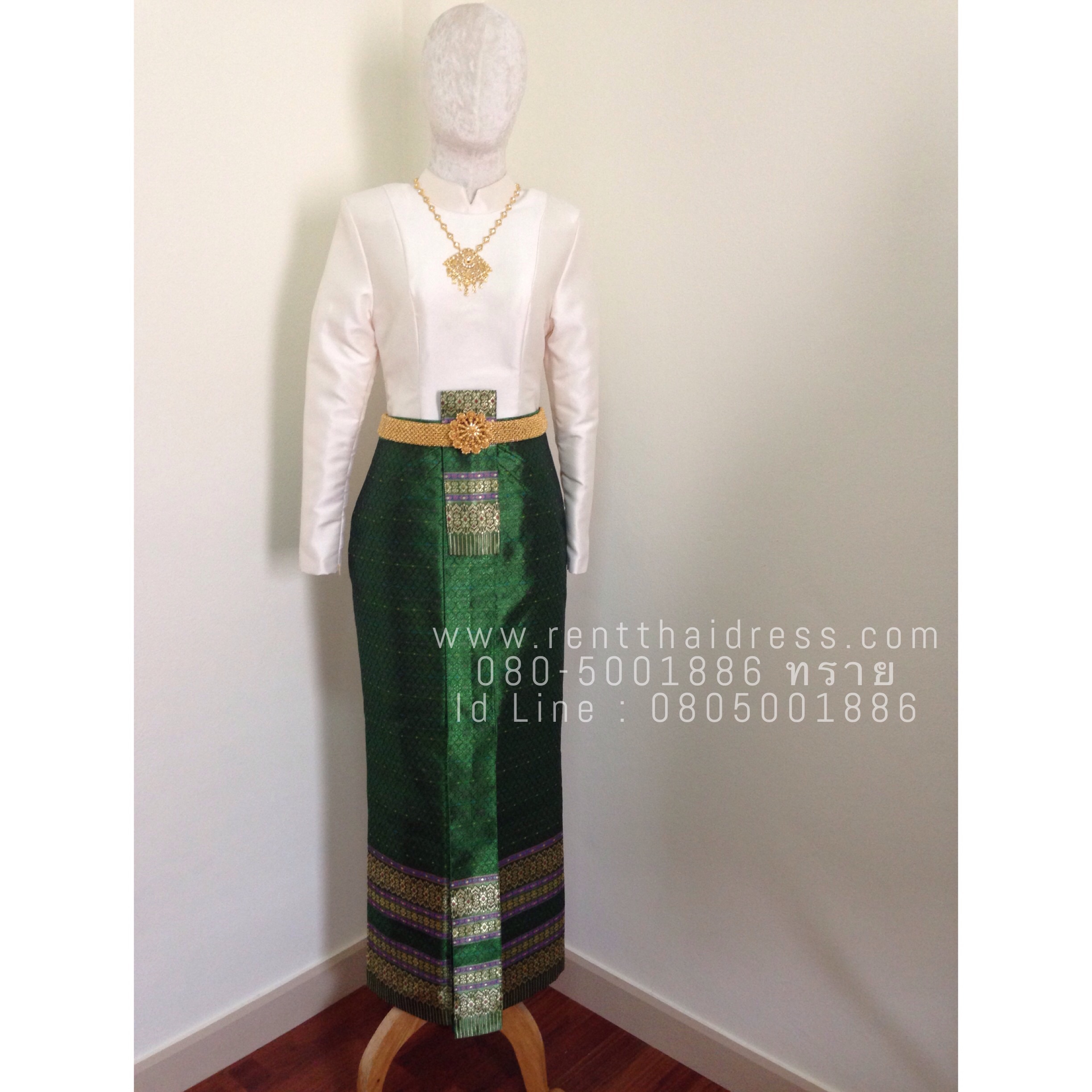 เช่าชุดไทยบรมพิมาน เสื้อสีขาวออฟไวท์ ผ้าถุงสีเขียวมีเชิง