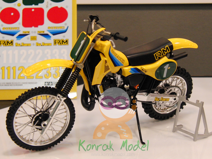 TA14013 Suzuki RM250 Motocrosser Kit 1/12