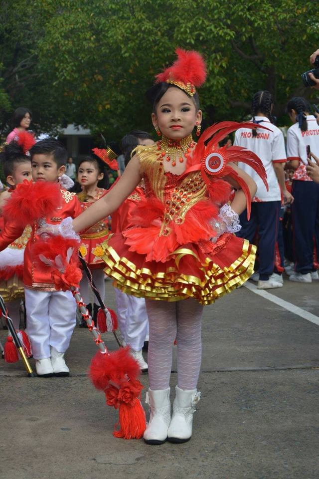 ชุดดรัมเมเยอร์เด็กอนุบาลและประถมสีแดง