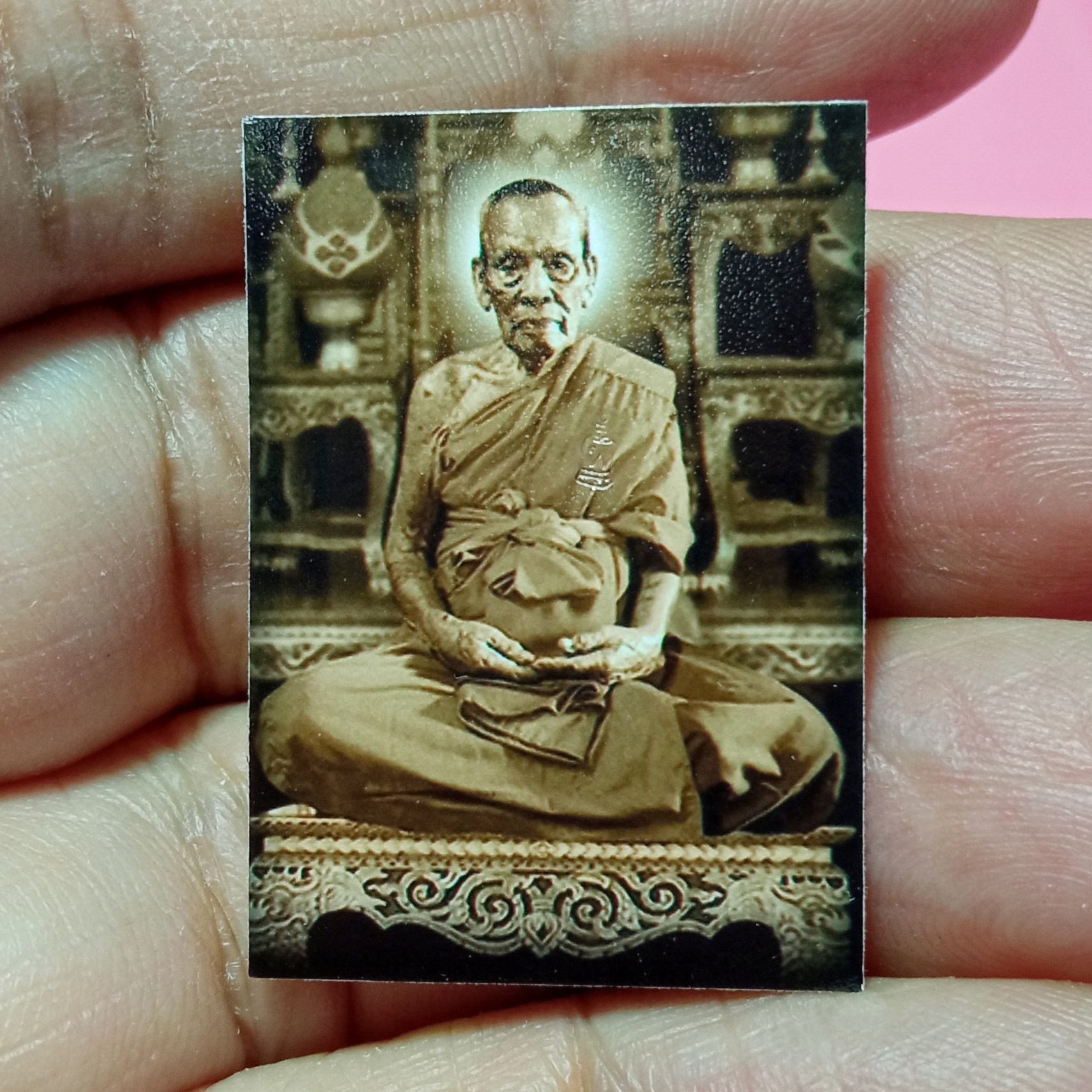 หลวงพ่อพัฒน์ วัดห้วยด้วน รูปถ่ายขนาดห้อยคอบูชาปั้มโค๊ต,หลังประทับตรายันต์ รุ่นยกฐานะ ปี2562