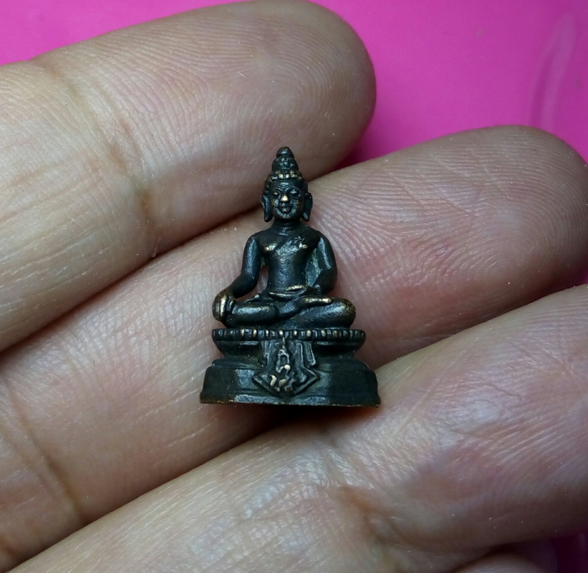 พระกริ่งเล็กระพุพทธไตรโลกนารท(ภปร.) สมเด็จพระญาณสังวร(เจริญ คชวัตร) วัดบวรนิเวศวิหาร ปี 2529 เนื้อทองแดง ขนาดความสูง 1.8 ซม. ฐานกว้าง 1.2 ซม. สร้างน้อยหายาก