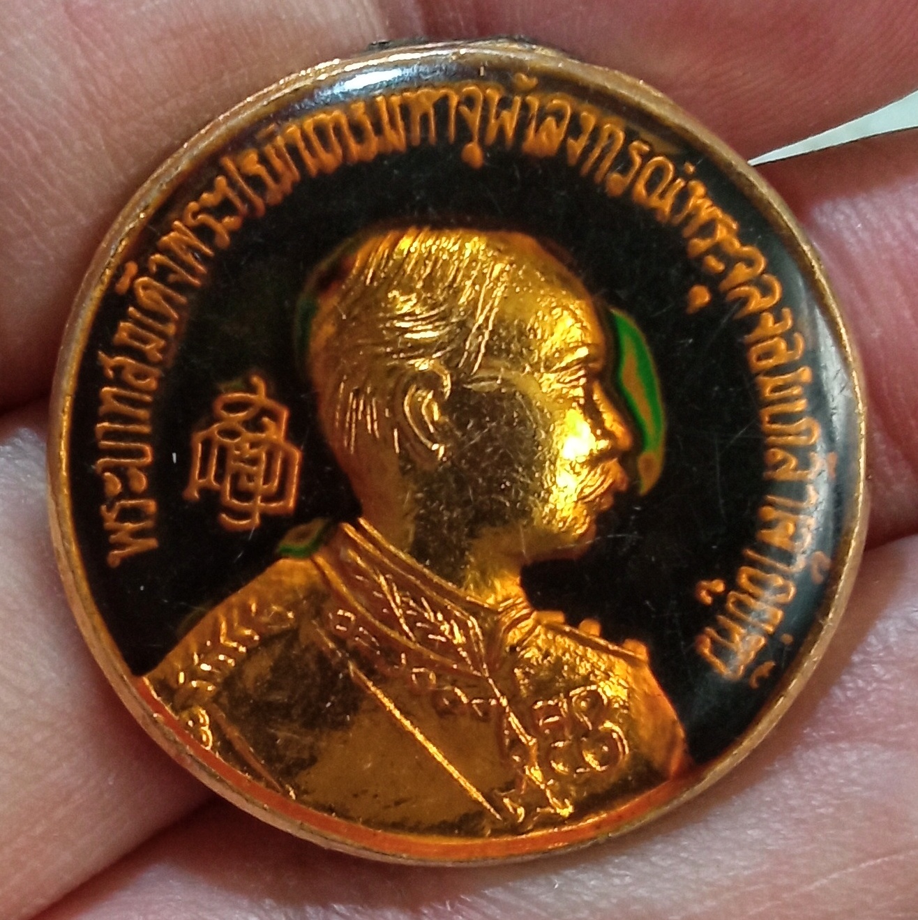 เหรียญรัชกาลที่ 5 สมเด็จพระสังฆราช ญสส. ออกวัดเกศไชโย จ.อ่างทอง ปี 2533 พิมพ์ ใหญ่ เนื้อกะไหล่ทองลงยาสีเขียว เคลือบเรซิ่น เหรียญสวย พิธีใหญ่อีกพิธีหนึ่งของวัดเกษไชโย มีทั้งพระบารมีแห่งสมเด็จวัดเกศไชโยและพระปิยมหาราช รหัส924