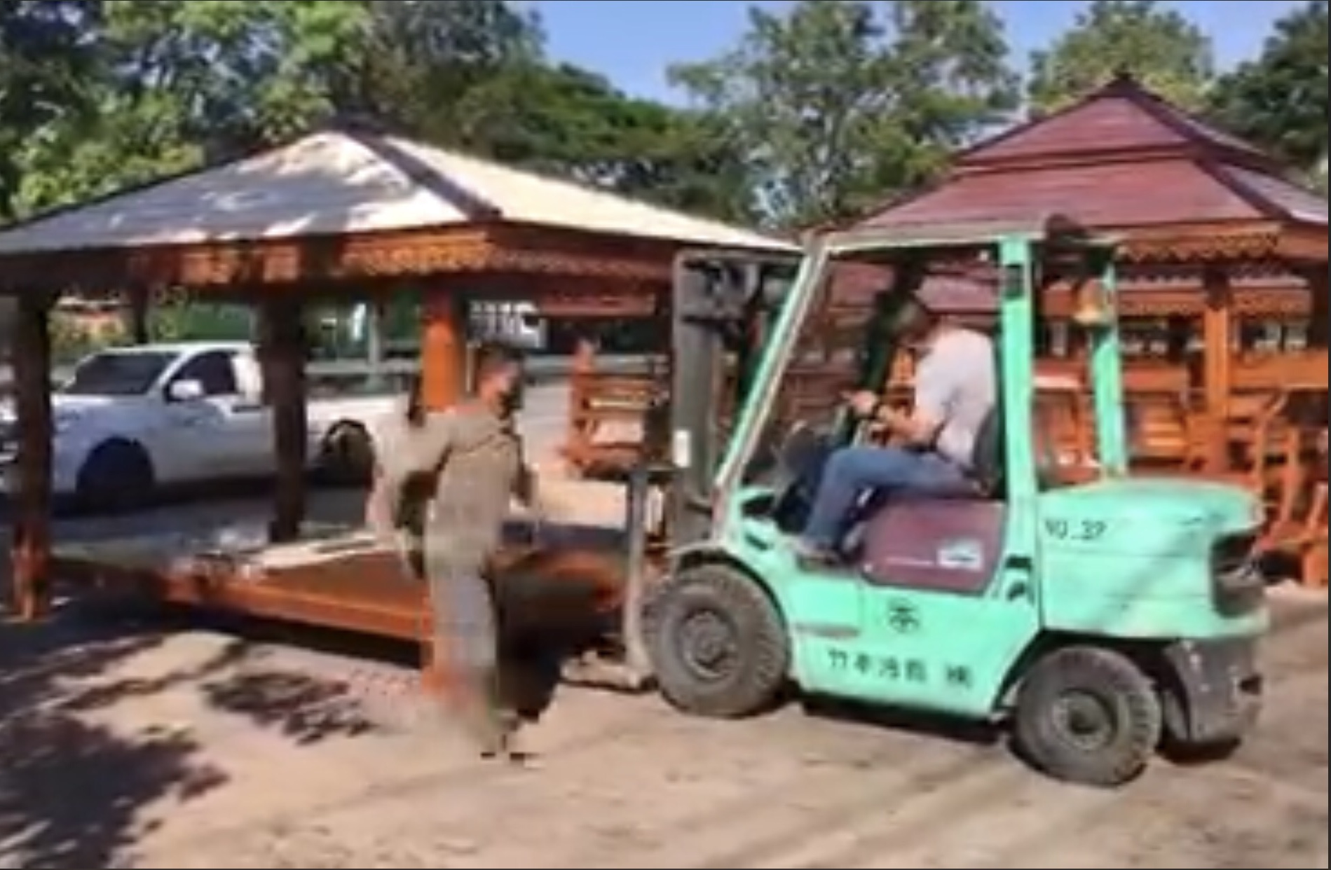 ( รหัส B3.รบ 60 ) ศาลาไม้สักสีขาว พิงหลังสัปรด / ขนาด 2.00X2.00X3.00 เมตร