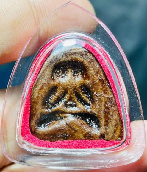 หลวงพ่อปาน วัดเคลือวัลย์ พิมพ์โบราณหลังแบบ เขาจม เนื้อผงจุ่มรัก ยุคต้น ปี 2490