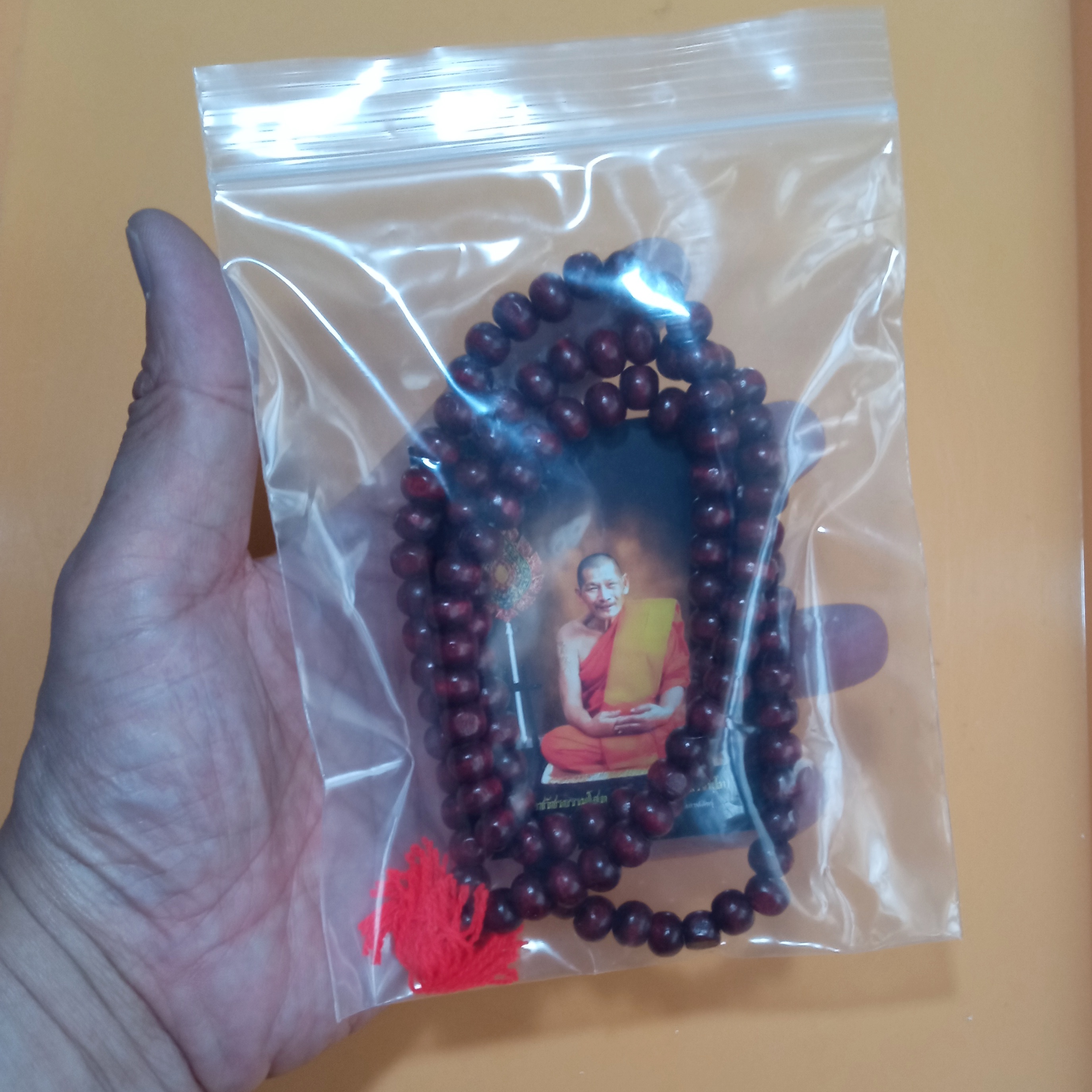 สร้อยประคำ หลวงปู่ศิลา วัดพระธาตุหมื่นหิน ไม้จันทน์แดง พร้อมรูปและคาถาบูชา เป็นเครื่องรางที่มีพุทธคุณหลายด้าน
