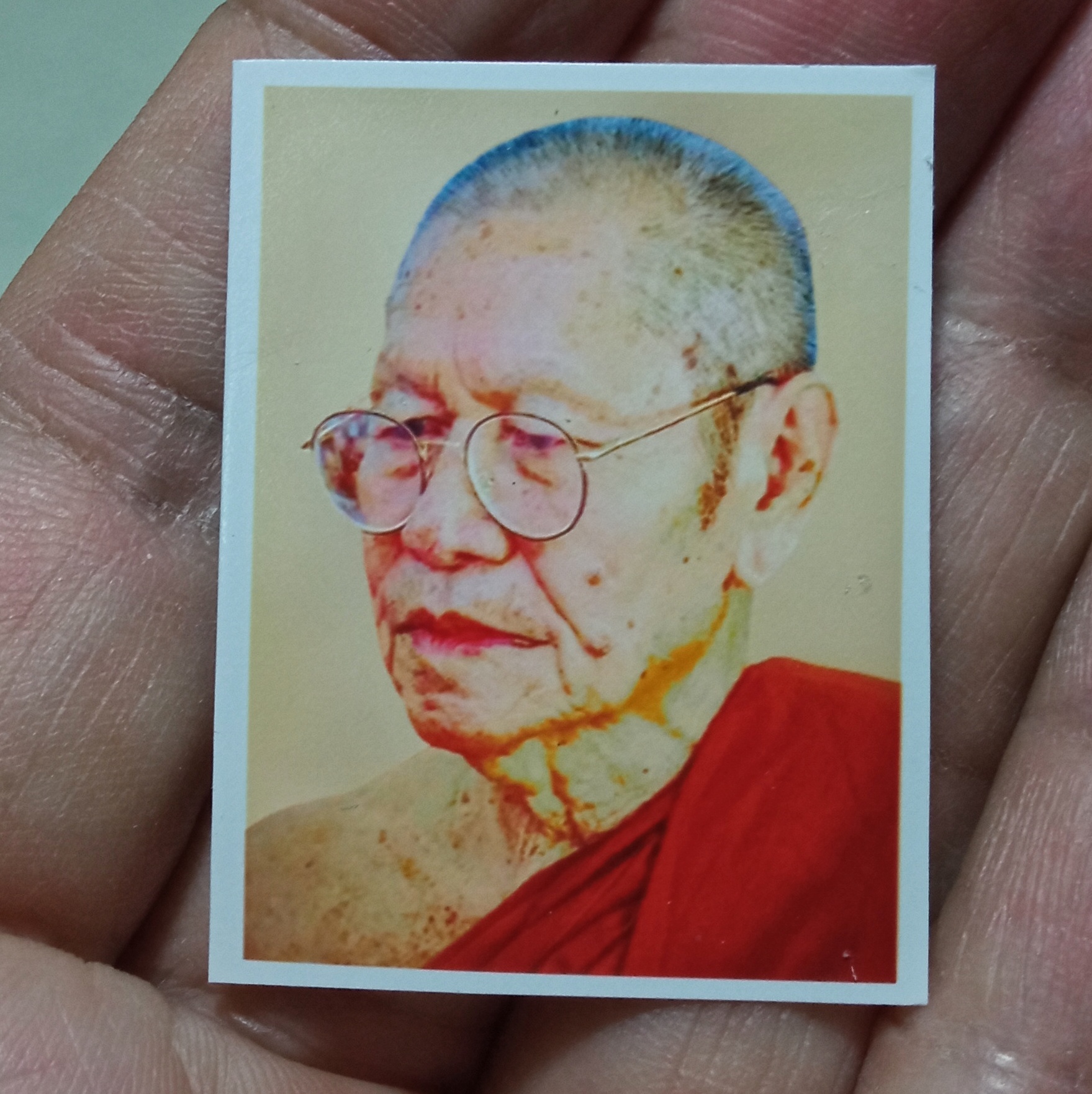 หลวงปู่สูนย์ วัดป่าอิสระธรรม รูปถ่ายขนาดห้อยคอ หลังติดจีวรหลวงปู่สูนย์ พร้อมสายสิญจน์ผูกข้อมือ