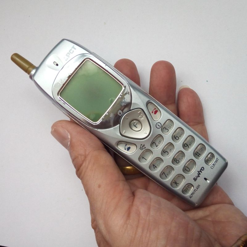 โทรศัพท์PCT ยี่ห้อ SANYO เก่าแนว retro ย้อนยุคไปเมื่อ 20ปีที่แล้วเมื่อรุ่นนี้ออกวางจำหน่ายก็ได้รับการต้อนรับและเป็นที่นิยมเป็นอย่างมาก นับเป็นรุ่นยอดนิยมอีกรุ่นหนึ่งในยุคนั้น ซึ่งอายุไม่น้อยและหายากแล้ว ถึงแม้ว่าจะใช้งานไม่ได้แล้วแต่ก็ยังน่าเก็บสะสมไว้ศึก