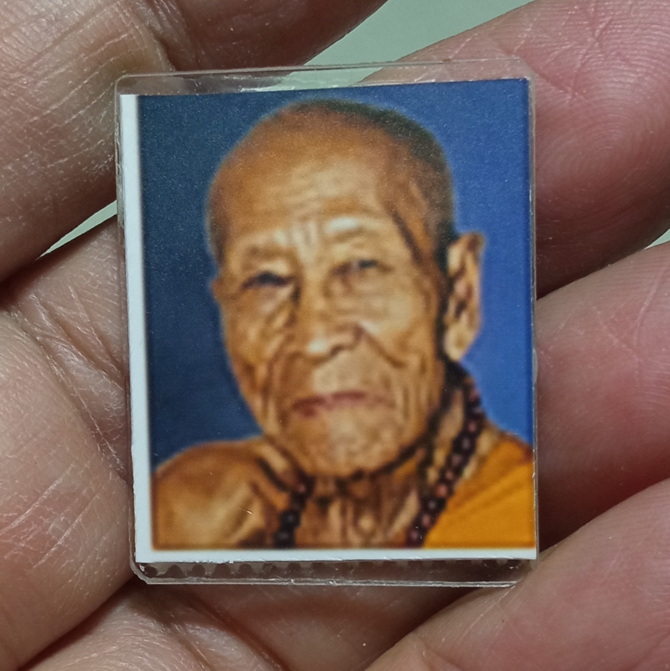 รูปหลวงปู่คำบุ หลังแสตมป์ปั๊มยันต์ สภาพสวย พร้อมเคลือบพลาสติกแข็งอย่างดี ขนาดห้อยคอ วัดกุดชมภู อ.พิบูลมังสาหาร จ.อุบลราชธานี