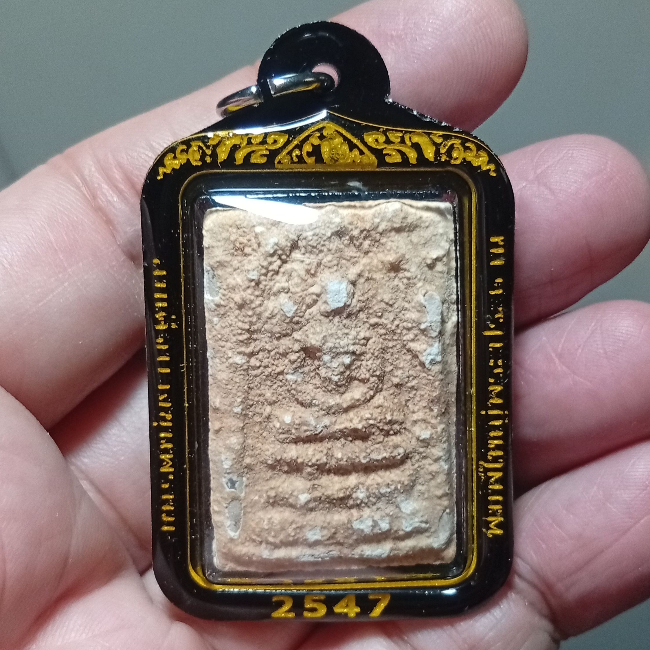 สมเด็จบางขุนพรหม พิมพ์ใหญ่พระประธาน ปี 2547 ผสมผงเก่า พิมพ์กรรมการแช่น้ำมนต์ในไตรมาส(3เดือน) หลังปั๊มตราเจดีย์ เลี่ยมกรอบเลเซอร์กันน้ำอย่างดี มวลสารดีพิธีใหญ่