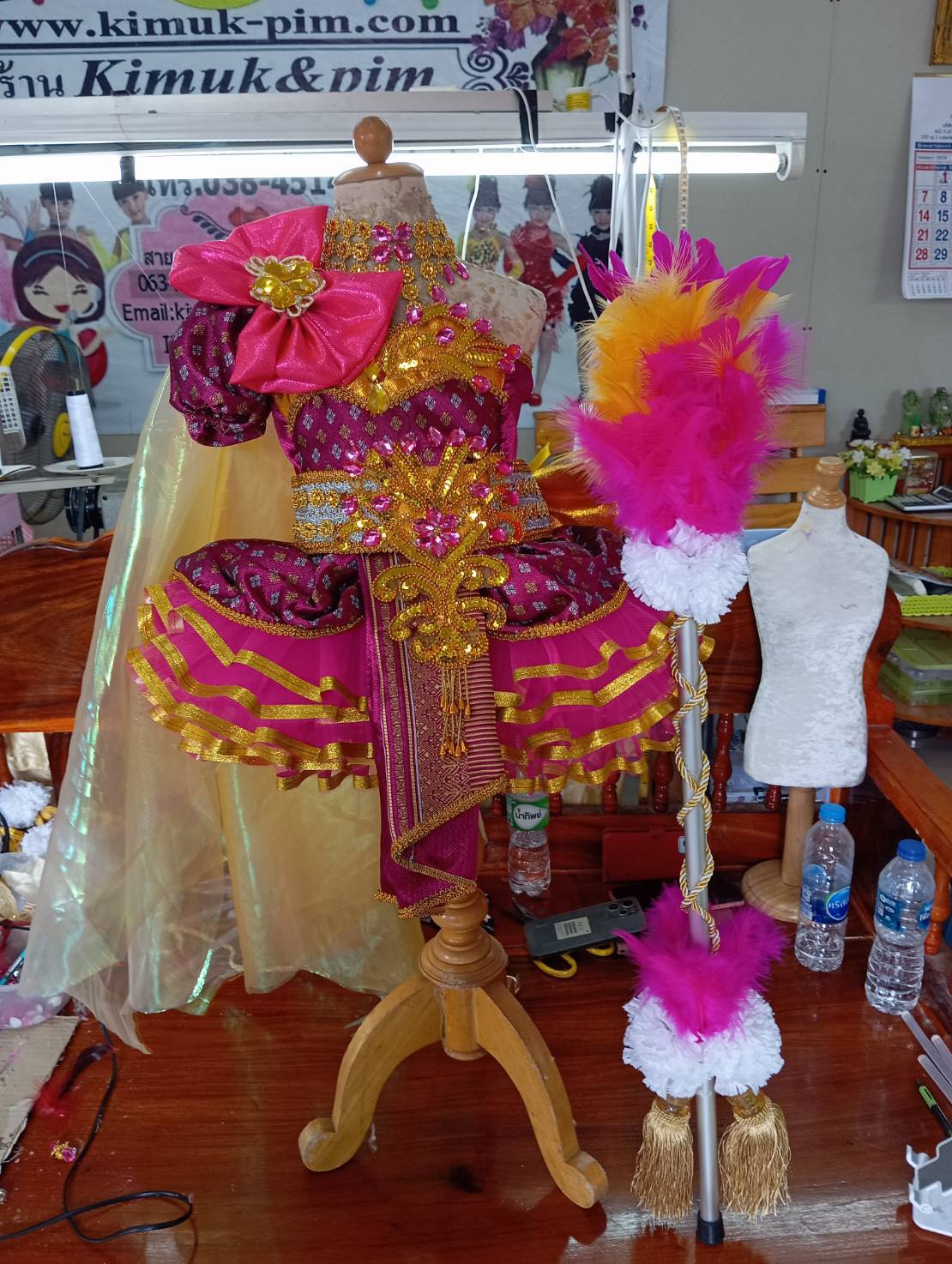 ชุดดรัมเมเยอร์อนุบาลผ้าไทยสีบานเย็นราคานี้มีหัว สร้อย ต่างหู ไม้ดรัมเมเยอร์