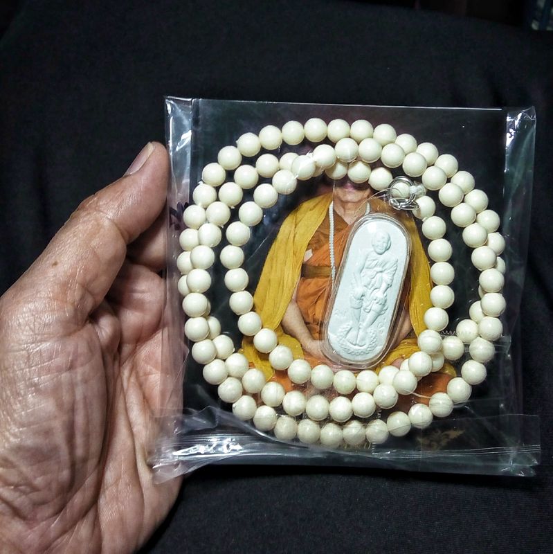 สร้อยประคำ หลวงตาม้า วัดถ้ำเมืองนะ ขนาดเล็ก สีขาว ยาว 32นิ้ว ขนาดเส้นผ่าศูนย์กลาง 7.5m.m. + พระผงจักรพรรดิ์พิมพ์หลวงปู่ดู่ เลี่ยมกันน้ำ + แผ่นพับบทสวดมนต์วัดถ้ำเมืองนะ แถมฟรีรูปรวมกำลังจักรพรรดิ หลวงปู่ทวด,หลวงปู่ดู่,หลวงตาม้า,หลังจารยันต์ขนาดห้อยคอครับ